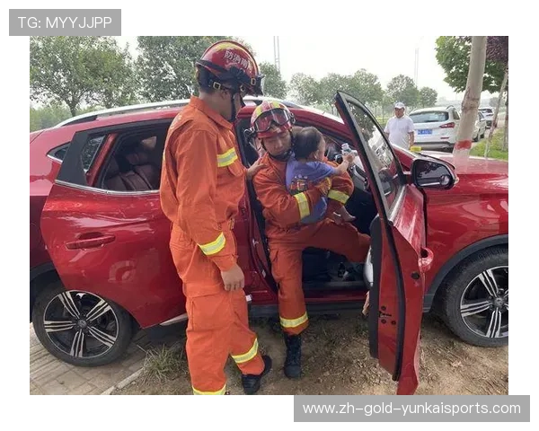17个月宝宝车内玩钥匙按下锁车键被反锁 消防破窗救人